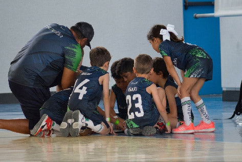 Alumnos con uniforme MOOTT en cancha